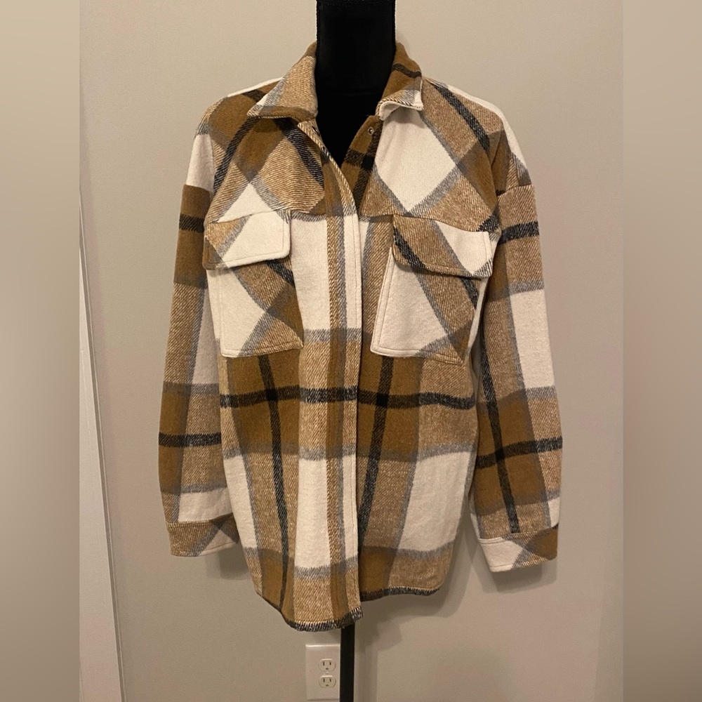 Entro Women’s Shacket. Size small. Brown Plaid. NWT